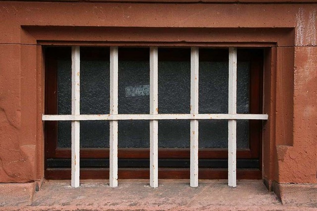Vergitterte Kellerfenster  | Foto: Marlies Jung-Knoblich