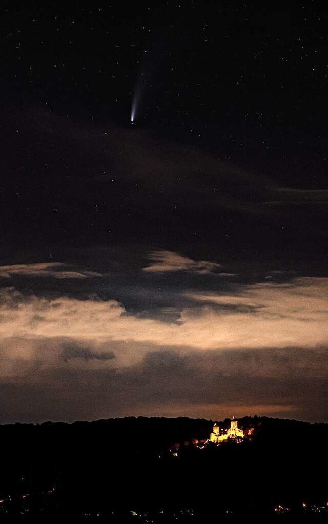 Komet zieht ber die Burg Rtteln bei Lrrach hinweg.  | Foto: Michael Biegall