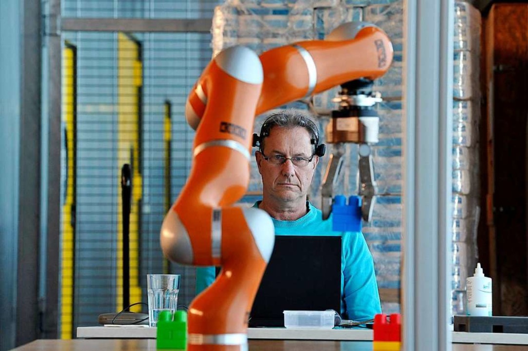 Gehirngesteuerter Roboter: In der Tech...tät sieht die Rektorin viel Potential.  | Foto: Thomas Kunz