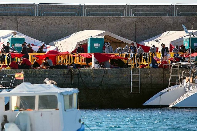 Migranten stehen an der Mole der Hafen...inegun im Sdwesten von Gran Canaria.  | Foto: Manuel Navarro (dpa)