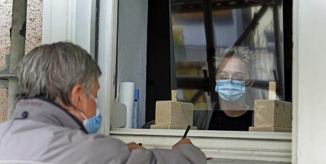 Die Wohnungslosen &#8211; wie auf dem ...line Maier  durch ein Fenster beraten.  | Foto: Verena Wehrle