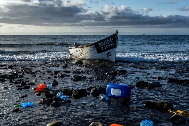 Eines der  Holzboote, mit denen Migran... an der Kste der Kanarischen Inseln.   | Foto: Javier Bauluz (dpa)