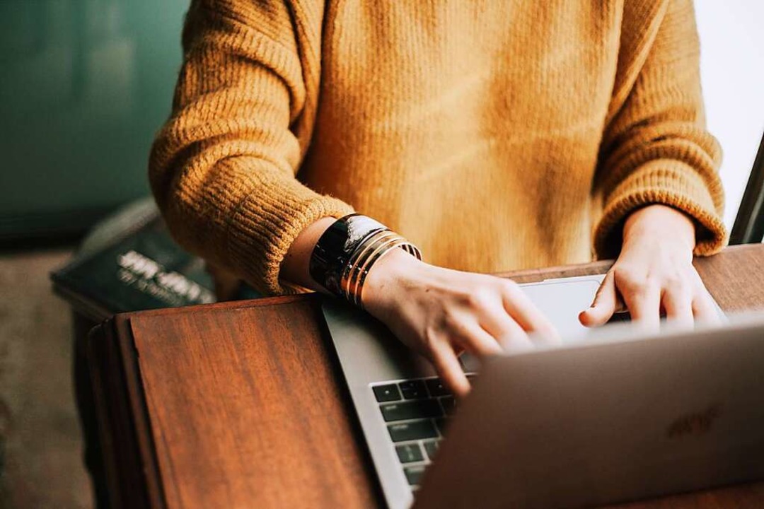 Studieren ist wegen der Corona-Pandemie derzeit nur digital mglich.  | Foto: Christin Hume (Unsplash.com)