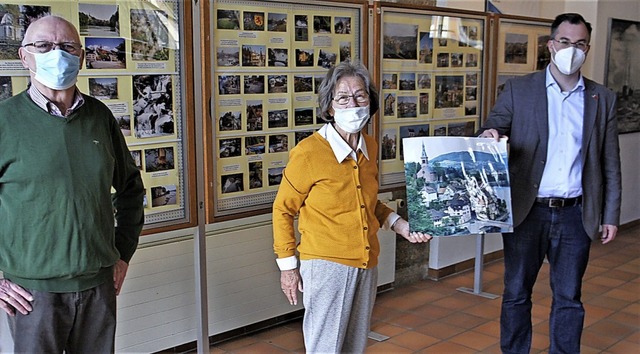 Erika Gold bergab die Bildersammlung ...m Foyer des Rathauses organisiert hat.  | Foto: Reinhard Herbrig