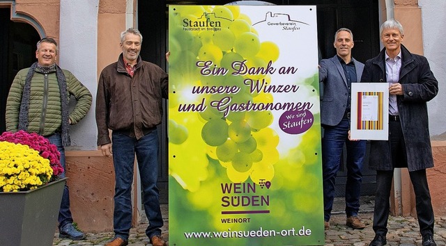 Wolfgang Dorst (Vorsitzender Gewerbeve...Benitz stellen die neuen Schilder vor.  | Foto: Zweckverband Breisgau-Sd Touristik