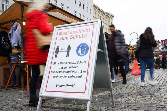 Im Landkreis Lrrach wird die Maskenpflicht erweitert.  | Foto: Jrg Carstensen (dpa)