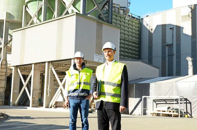 Zacharias Grote (rechts) lst Oliver A...ls Leiter des Isteiner Kalkwerkes  ab.  | Foto: Moritz Lehmann