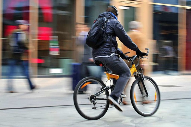 Radfahren in der Fugngerzone bleibt ein strittiges Thema.  | Foto: Emily Wabitsch