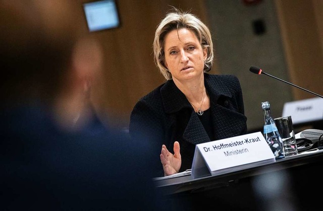 Nicole Hoffmeister-Kraut verteidigt sich im Untersuchungsausschuss.  | Foto: Christoph Schmidt (dpa)