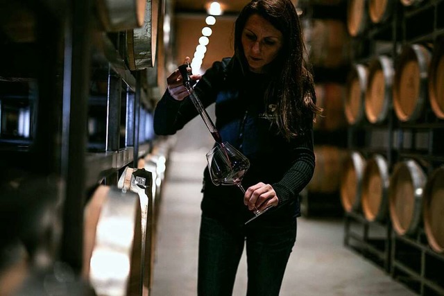 Sabrina Wamer  mit einem Weinheber im Weinkeller in Bad-Krozingen  | Foto: Weingut Martin Wamer