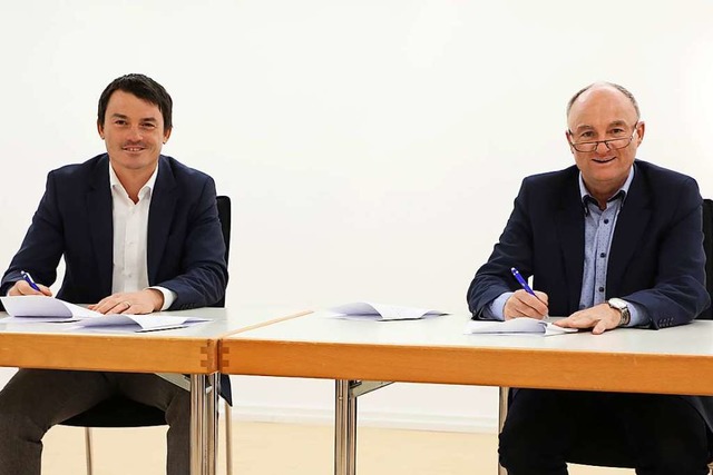 Die beiden Brgermeister Matthias Gutb...r Benz bei der Vertragsunterzeichnung   | Foto: Christoph Breithaupt