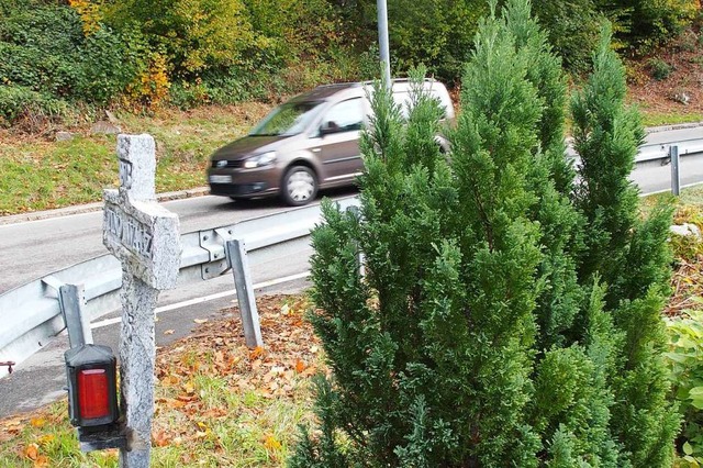 Seit 24 Jahren steht das Unfallkreuz an der Brcke zum Bauhof.   | Foto: Thomas Mutter