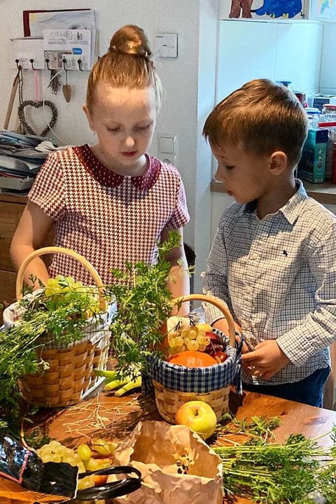 Louisa und Raphael Bogdan beim Krbchen fllen vor dem Gottesdienst  | Foto: Dora Schls