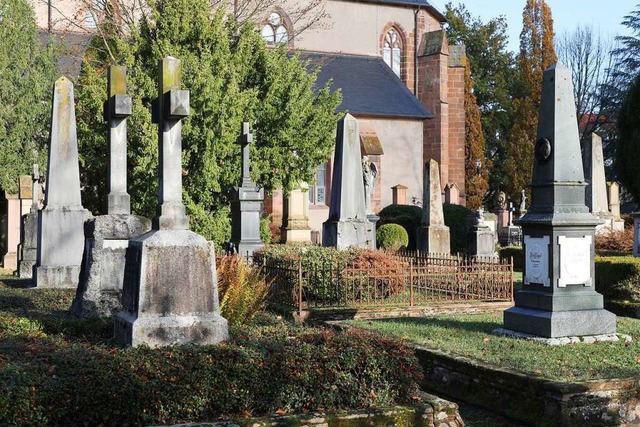 Hoch aufstrebende Obelisken prgen den... Friedhof bei der Lahrer Stiftskirche.  | Foto: Christoph Breithaupt