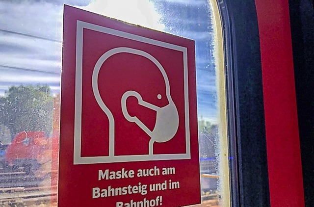 Die Deutsche Bahn macht mit solchen Au...gen auf die Maskenpflicht aufmerksam.  | Foto: Matthias Jundt