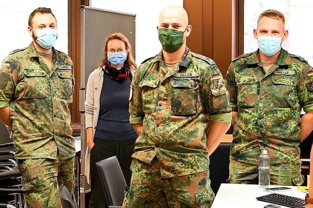 Drei von mehreren Bundeswehrsoldaten, die dem Gesundheitsamt beigesprungen sind.  | Foto: Landratsamt