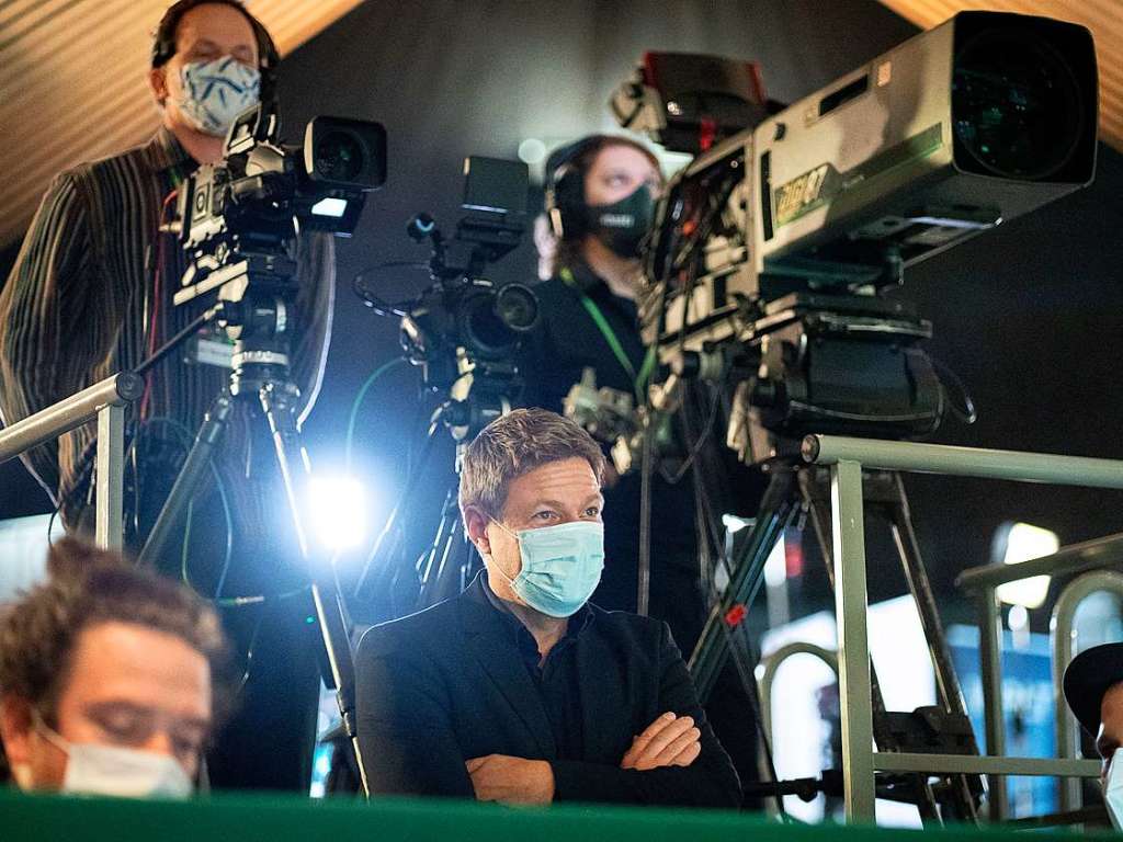 Robert Habeck vor den Kameras in der Berliner Halle