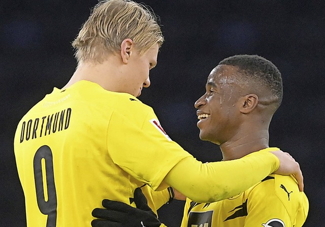 Schau mir in die Augen, Kleiner: BVB-T... sein junger Kollege Youssoufa Moukoko  | Foto: Soeren Stache (dpa)