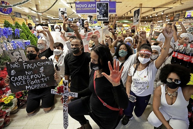 Protestaktion am Freitag in einem Supermarkt in der Hauptstadt Brasilia  | Foto: Eraldo Peres (dpa)