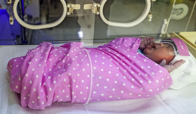 In Indonesien werden fr nchstes Jahr...t: ein Baby in einer Klinik in Jakarta  | Foto: Donal Husni (dpa)