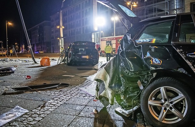 Bild der Verwstung: Der SUV (links) prallte auch auf ein geparktes Auto.  | Foto: Silas Stein (dpa)