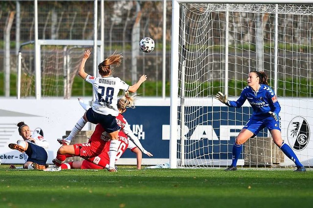 SC-Torhterin Lena Nuding ohne Chance: Hier kassiert sie den Treffer zum 0:2.  | Foto: Achim Keller