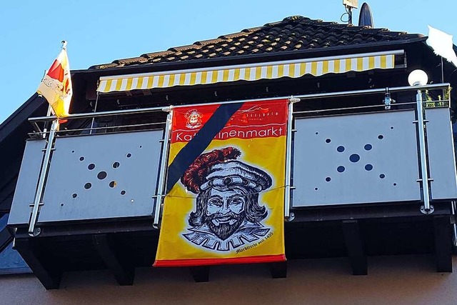 Eine Katharinenmarkt-Fahne mit Trauerflor hngt an einem Balkon.  | Foto: Beate Zehnle-Lehmann