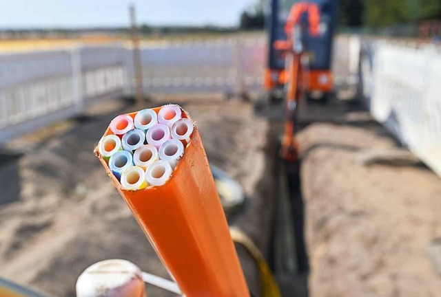 Farbige Leerrohre, in die spter die Glasfaserkabel verlegt werden (Symbolbild).  | Foto: Patrick Pleul (dpa)