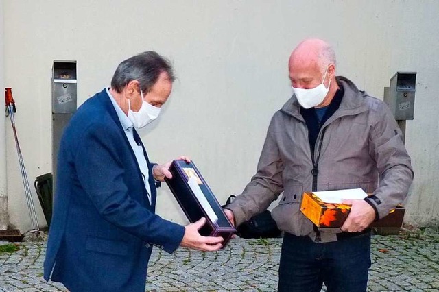 Michael Engesser (rechts) nimmt gerhr...uno Schmidt aus Hg-Ehrsberg entgegen.  | Foto: Dirk Sattelberger