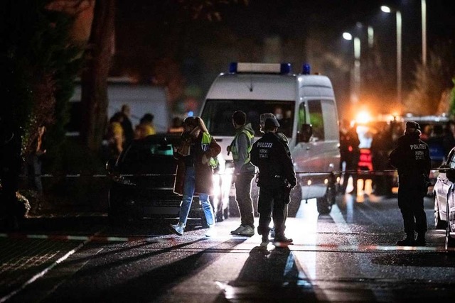 Polizisten sichern den Tatort. Nach me...end einen Tatverdchtigen berwltigt.  | Foto: Fabian Strauch (dpa)