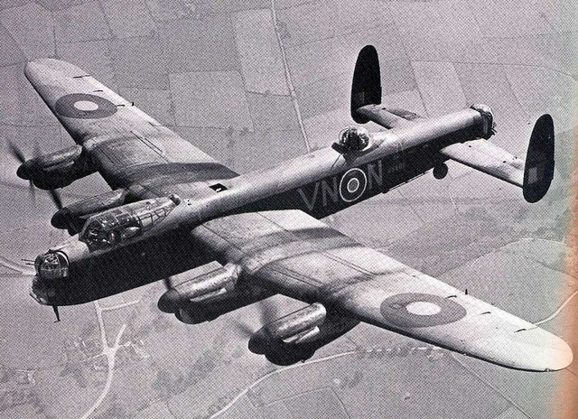 Die schweren Lancaster-Maschinen floge...g. Ein Bomber strzte ab. FOTO: PRIVAT  | Foto: Privat