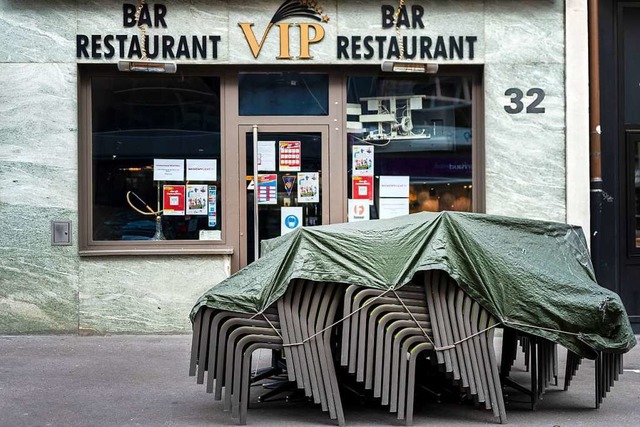 Tische und Sthle stehen vor dem geschlossenen Restaurant VIP.  | Foto: Georgios Kefalas (dpa)