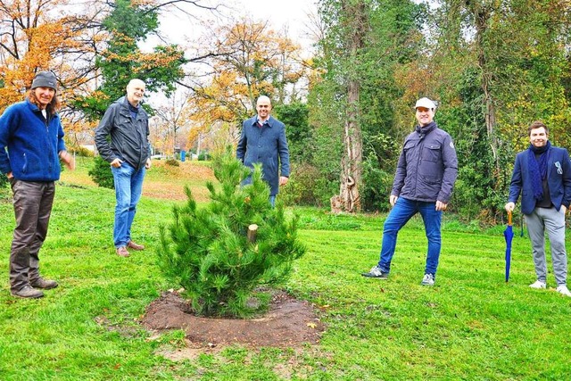 Der Rotarier Club spendete dem Kurpark...d Kurgeschftsfhrer Dennis Schneider.  | Foto: Jutta Schtz