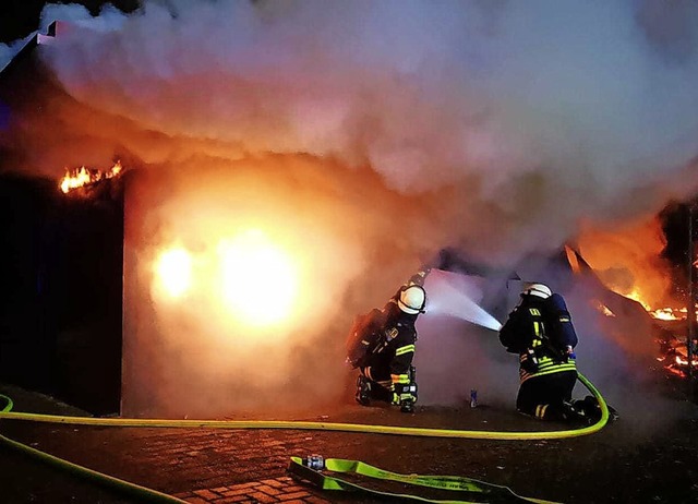 Die Fischerhtte brannte lichterloh.  | Foto: Feuerwehr Murg