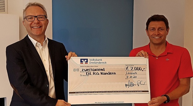 Dietmar Senn bergibt die Spende an die DLRG Kandern.  | Foto: Volksbank Dreilndereck