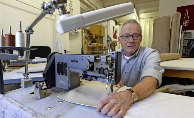 Michael Rauber hinter seiner Nhmaschine  | Foto: Ingo Schneider