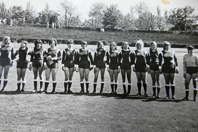 Die Frauenmannschaft des VfR 1972 in K...ie Zweite von links ist Regina Scholz.  | Foto: Verena Pichler