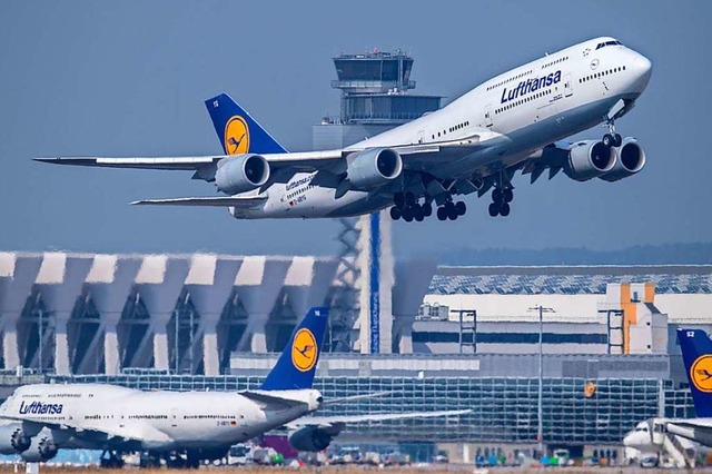 Am grten deutschen Flughafen in Fran...ort in die ganze Welt verteilt werden.  | Foto: Boris Roessler (dpa)