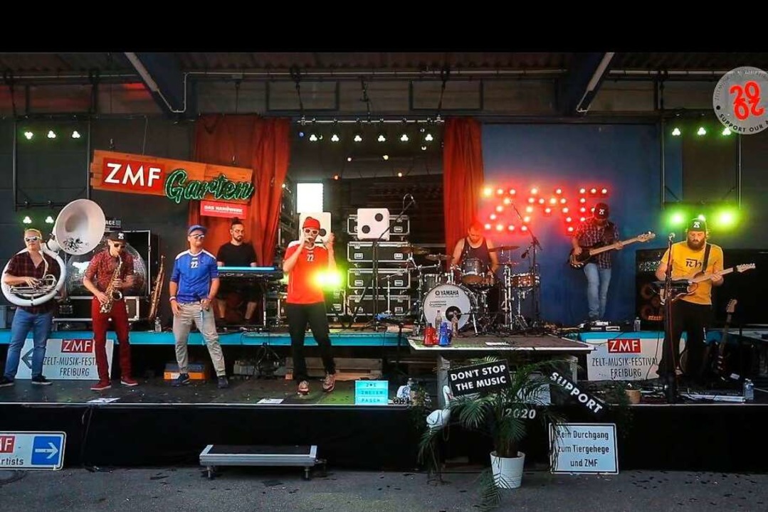 Mit den  Hip-Hop-Beats der Formation &...en vier Wnde in eine Konzertlocation.  | Foto: inFreiburgzuhause - ZMF