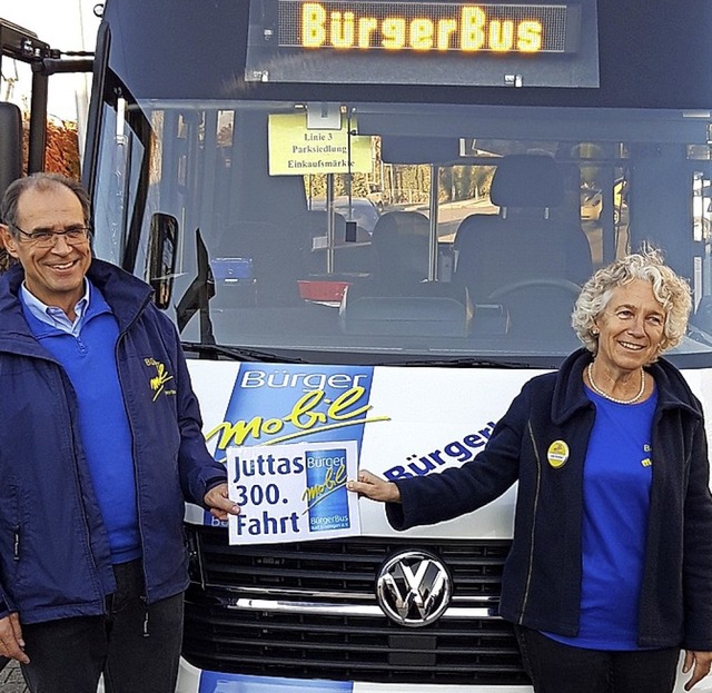 Der zweite  Vorsitzende  des Brgerbus...uliert  Jutta Brckner zur 300. Fahrt.  | Foto: Privat