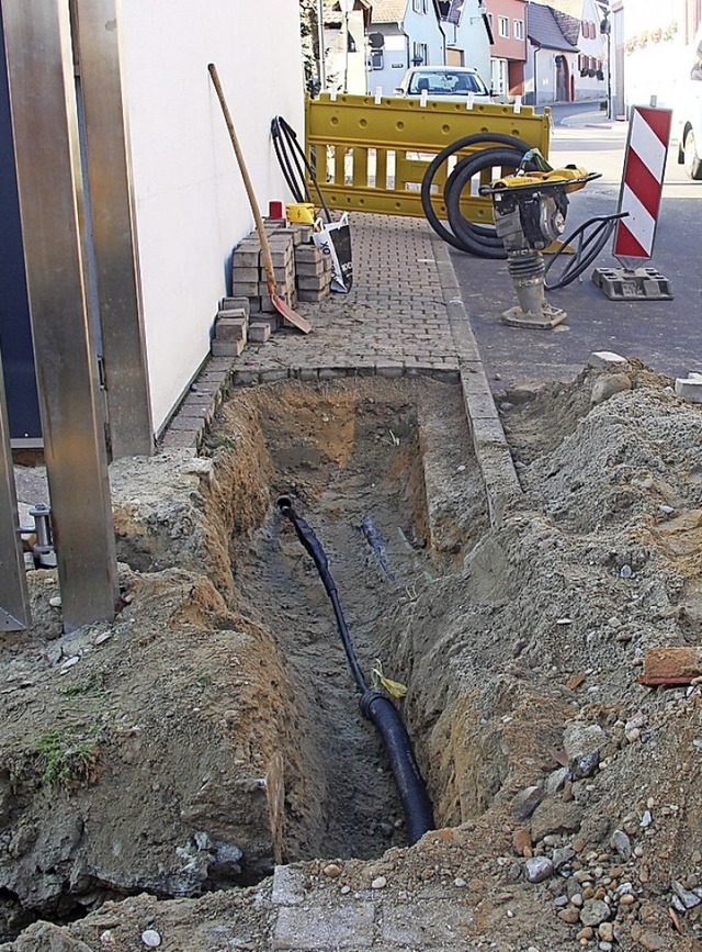 Um die Stromleitung zu reparieren, wurde der Gehweg aufgegraben.  | Foto: Horst David
