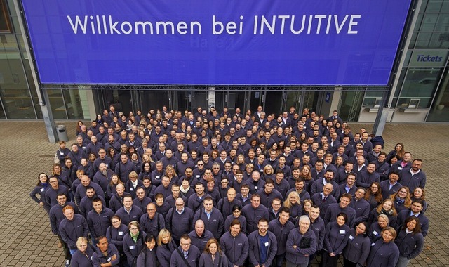 Willkommen bei Intuitive: Das Team hin...hlreiche Arbeitspltze geschaffen hat.  | Foto: Otuive Surgical Deutschland