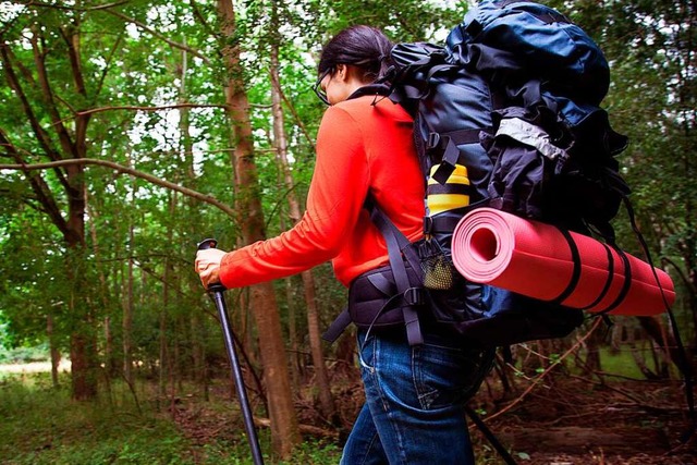 Eine Wanderin mit vollem Rucksack  | Foto: Christin Klose