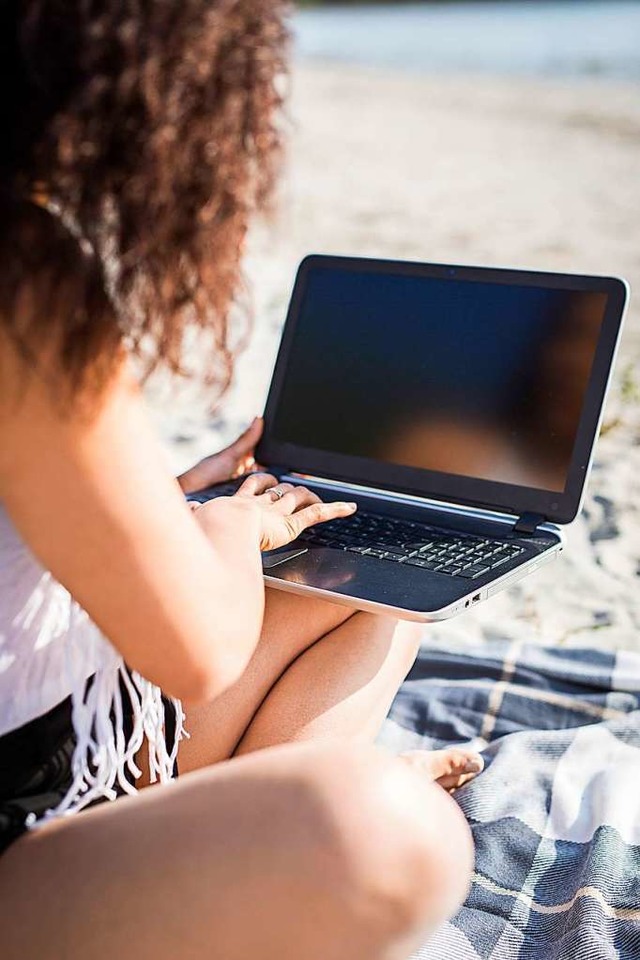 Arbeiten am Strand &#8211; und dabei obendrein Steuern sparen  | Foto: Anke Scheibe via www.imago-images.de