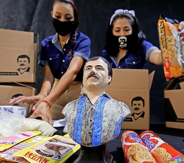 Auf den Hilfspaketen ist das Konterfei...l-Boss &#8222;El Chapo&#8220;zu sehen.  | Foto: ULISES RUIZ