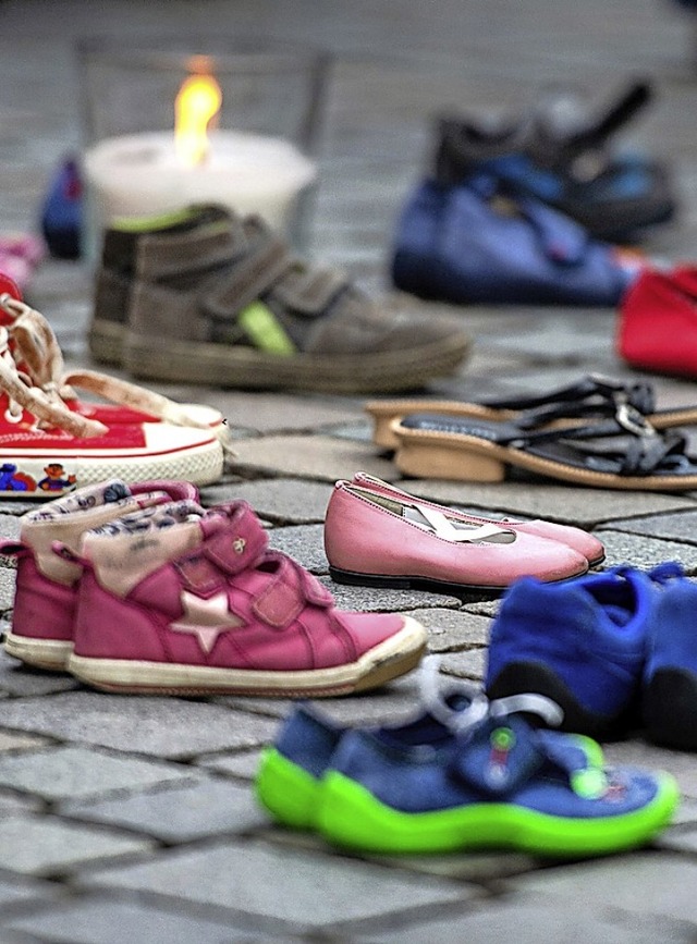 Bei einer Schweigeaktion gegen Kindesm...eln stehen Kinderschuhe fr die Opfer.  | Foto: Christophe Gateau (dpa)