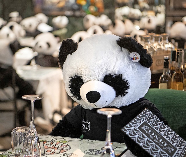 &#8222;Panda-Mie&#8220;  nennt der Inh...n an den eingedeckten Tischen sitzen.   | Foto: Boris Roessler (dpa)
