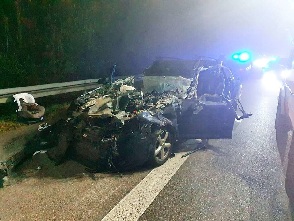 Der gestohlene Lastwagen schleifte ein Auto kilometerweit mit.  | Foto: Patrick Kerber