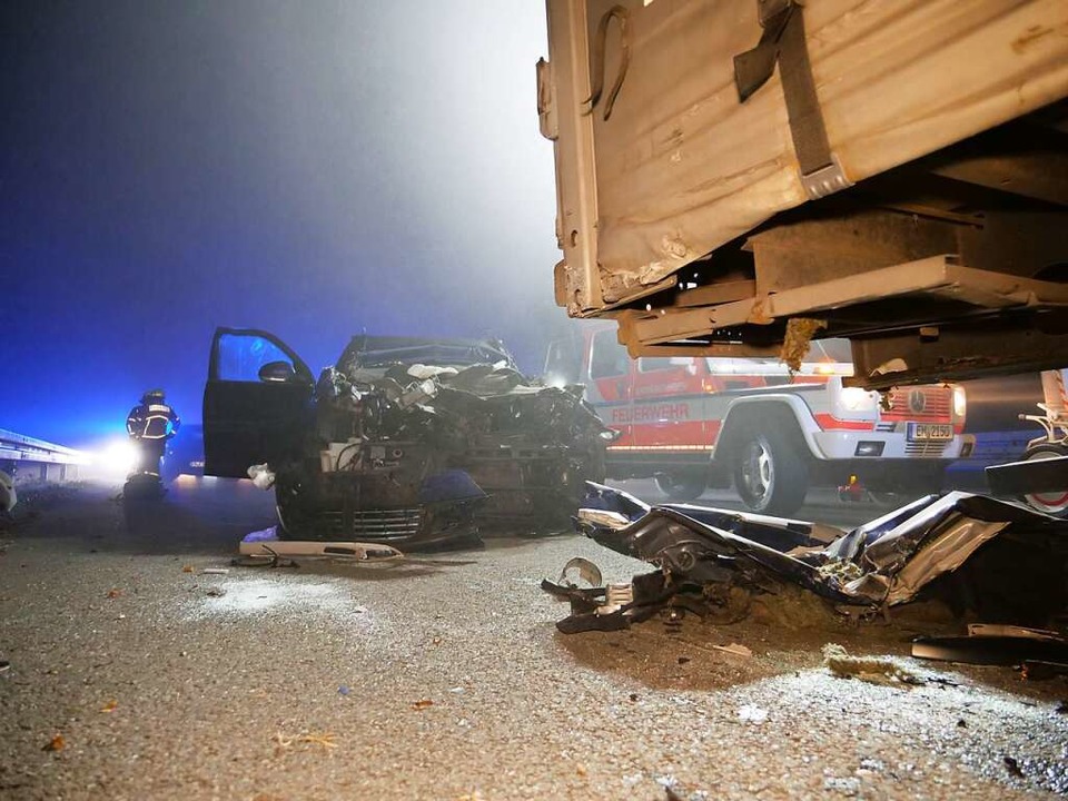 Die Flucht des Lkw-Fahrers mit dem unt...urz hinter der Anschlussstelle Riegel.  | Foto: kamera24.tv
