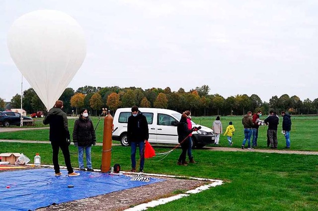 Fr ihren Stratosphrenflug befllen S...ule Offenburg einen Ballon mit Helium.  | Foto: Hochschule